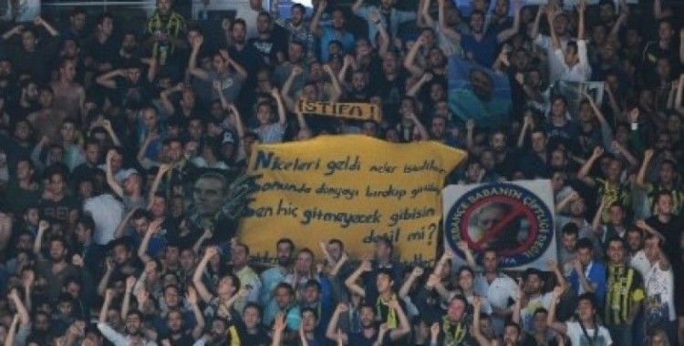Ülker Arena'da istifa pankartı