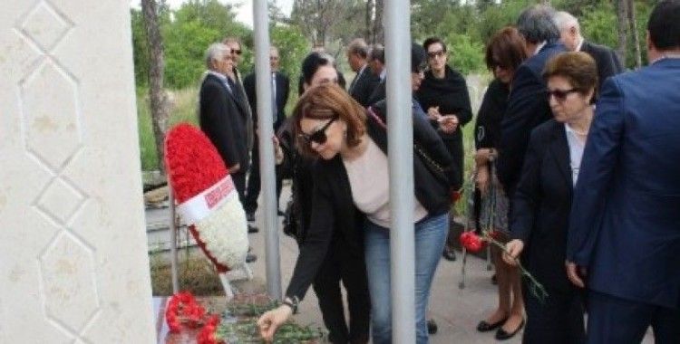Azerbaycan Cumhuriyeti'nin kurucusu mezarı başında anıldı