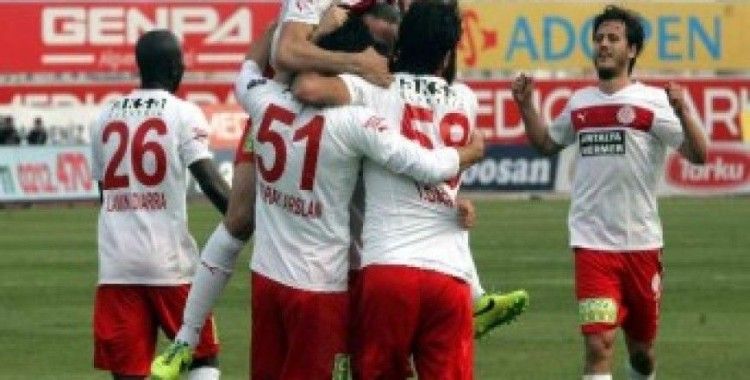 Antalyaspor, sahasında Adana Demirspor’u 3-0 mağlup etti