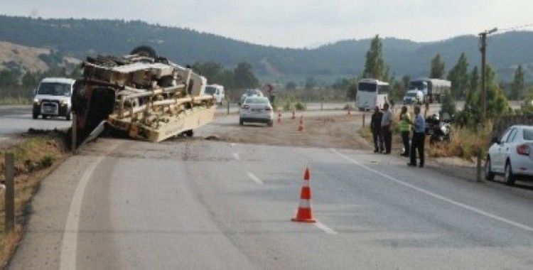 İzmir'de kamyon yolcu otobüsüne çarptı