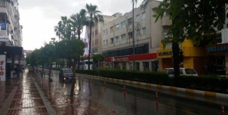 Antalya'da şiddetli yağmur ve fırtına aydınlatma direğini devirdi