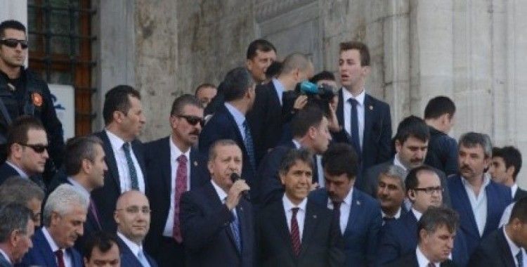 Erdoğan'a cami çıkışında yoğun ilgi