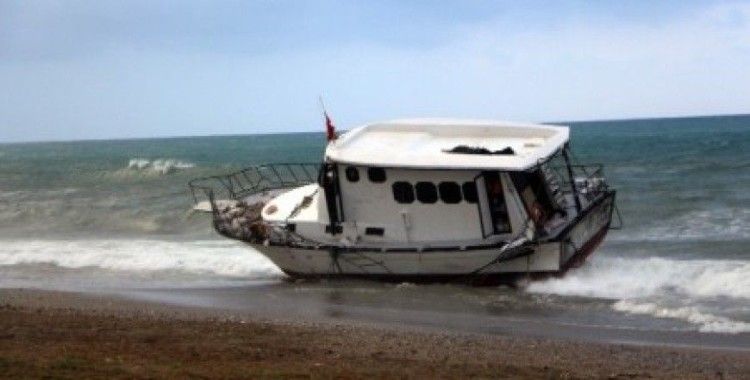 Antalya'da 154 Suriyeli mültecinin bulunduğu tekne karaya vurdu
