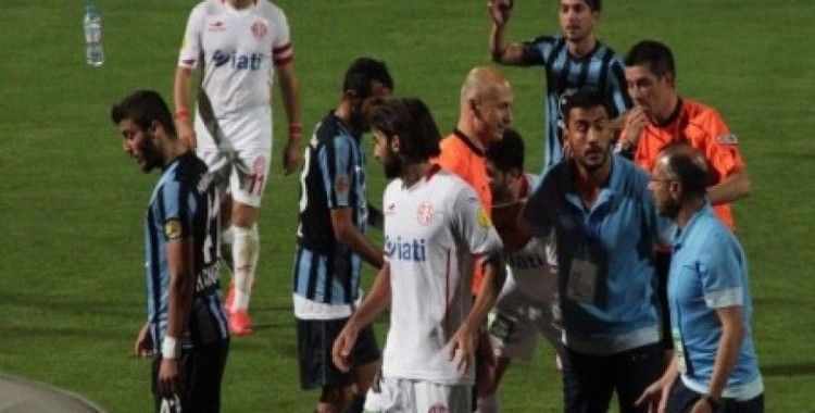 Adana Demirspor-Antalyaspor maçında futbolcular kavga etti