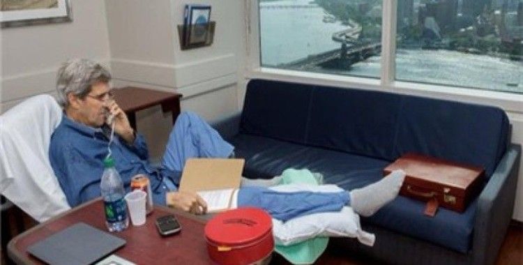Bacağı kırılan John Kerry'den ilk fotoğraf