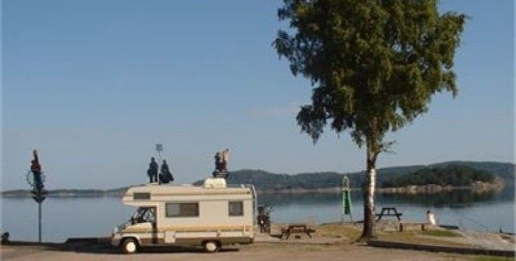 Karavanı sırtlayan tatile koşuyor