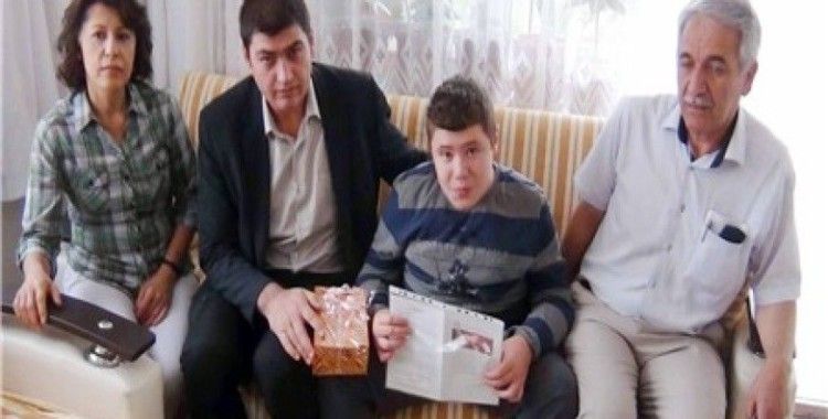 Kas hastası Ahmet, karnesini evde aldı