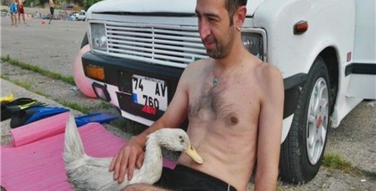 Ördek ile dostluğu görenleri şaşırtıyor