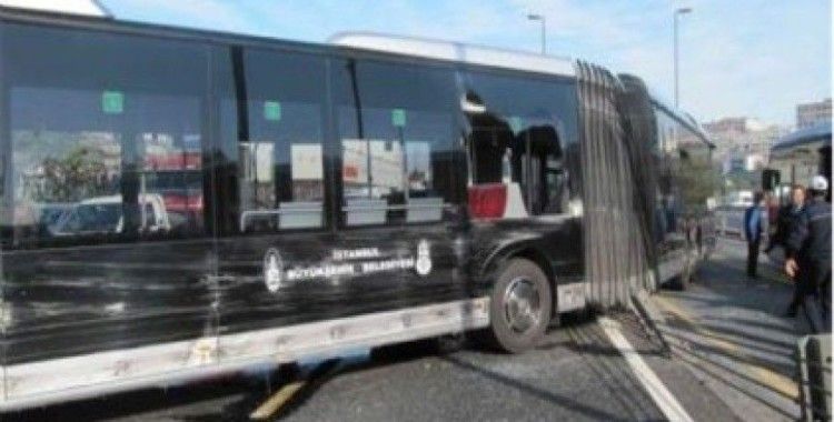 Boğaziçi Köprüsü çıkışında metrobüs bariyerlere çarptı 
