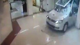 87 yaşındaki sürücü AVM'yi otopark sanırsa…