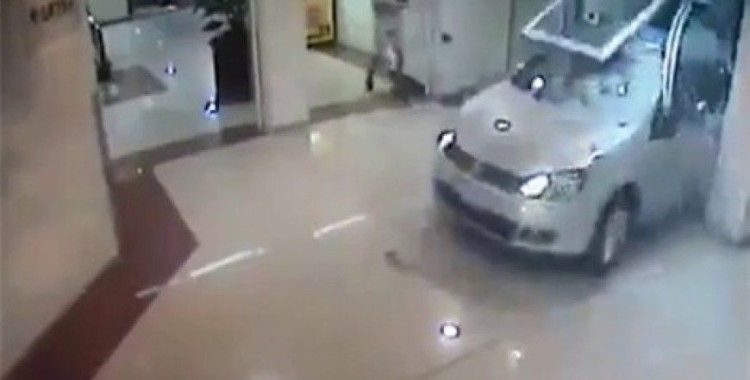 87 yaşındaki sürücü AVM'yi otopark sanırsa…