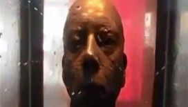 Bu heykelin gözlerine bakmayın !