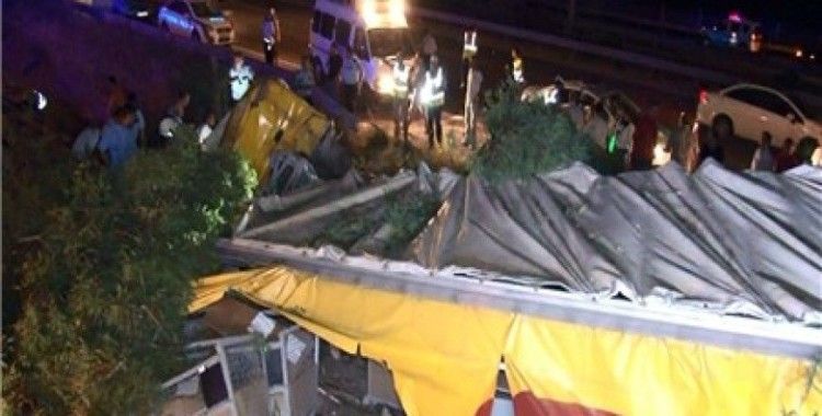 İzmir'de demir malzeme yüklü TIR kaza yaptı, 1 ölü