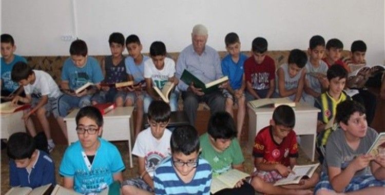 82 yaşında Kur'an okumayı öğrendi