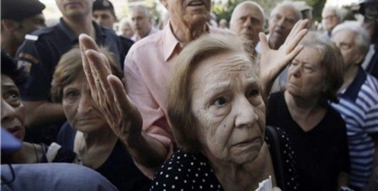 Yunanistan'da bankalar emekliler için yeniden açıldı 