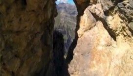 ​Bu oyuktan uçarak geçti !