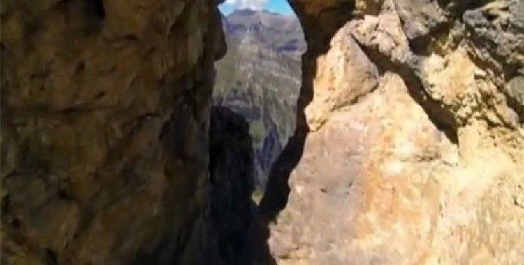 ​Bu oyuktan uçarak geçti !