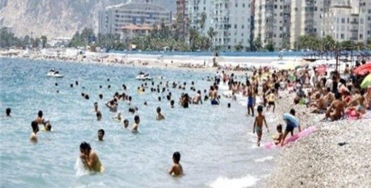 Antalya’da sıcak havadan bunalanlar denize koştu