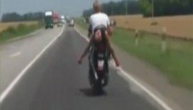 Sarhoş sevgilisini böyle taşıdı