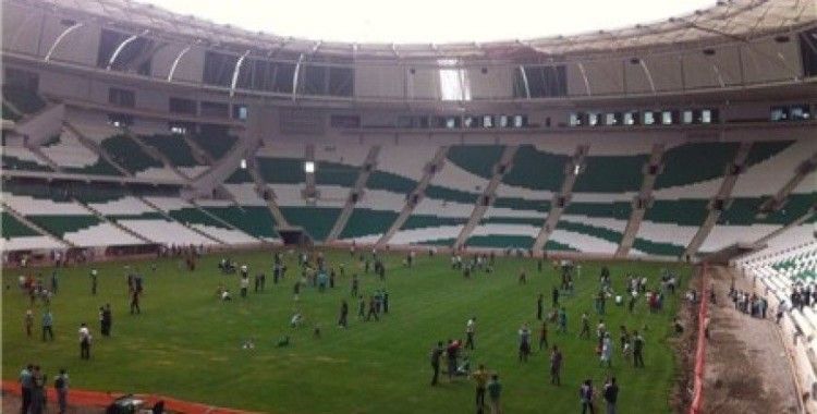 Timsah Arena ziyarete açıldı, gelenler çimleri ezdi