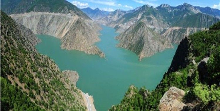 Türkiye’nin en yüksek barajı Deriner’den elektrik üretiminde rekor