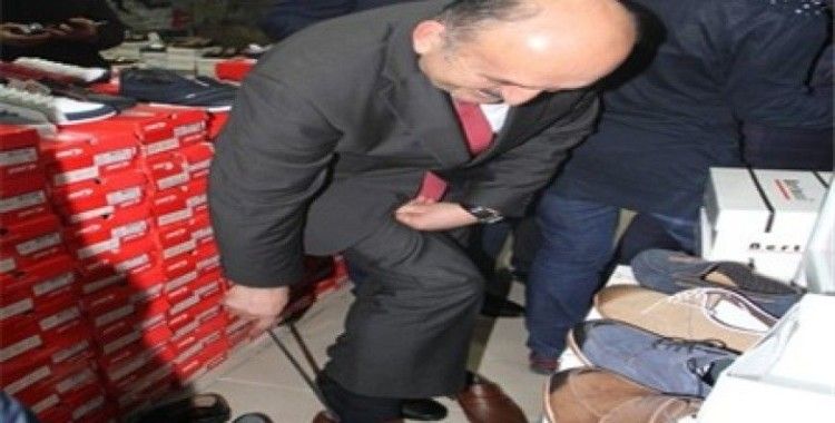 Esnaf ziyareti yapan sağlık bakanı 3 çift ayakkabı aldı