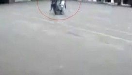 Polis gösterisinde ’geliyorum’ diyen kaza !