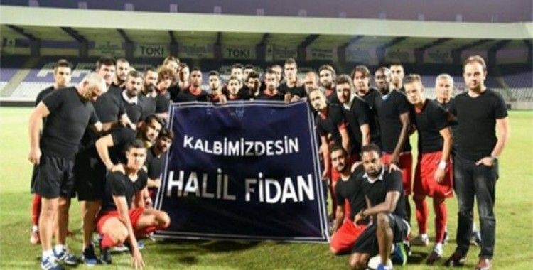 Antalyaspor, oyuncuları için sahaya siyah tişörtle çıktı