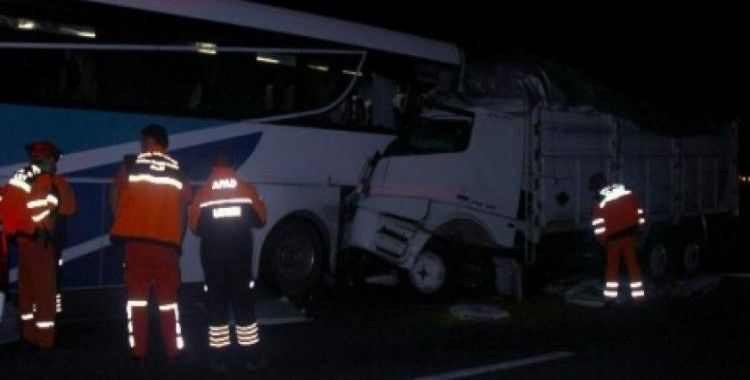 Yolcu otobüsü ile kamyon çarpıştı: 16 yaralı