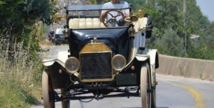 100 yıllık aracıyla yollarda 