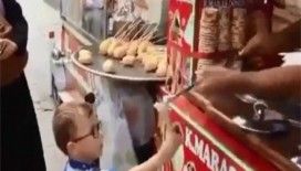 Sinirli çocuğun dondurmacıyla imtihanı