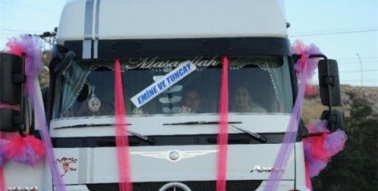 Direksiyonda gelin var