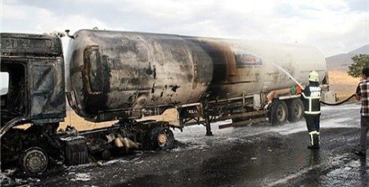 Karakola gaz yüklü tankerle saldırı girişimi