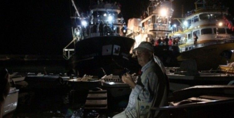Balıkçılar ilk ağlarını atmak için dualarla uğurlandı