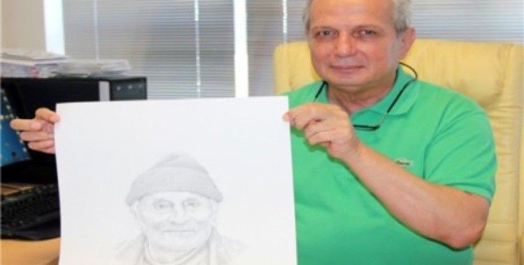 Profesör, hastalarının kara kalem resimlerini yapıyor