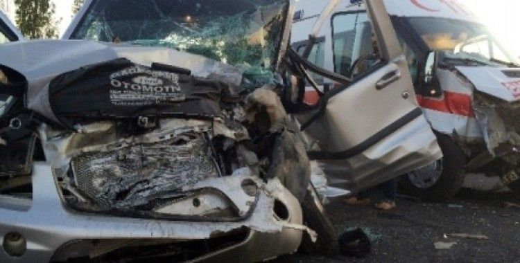 Ambulans ile ticari araç çarpıştı: 8 yaralı 