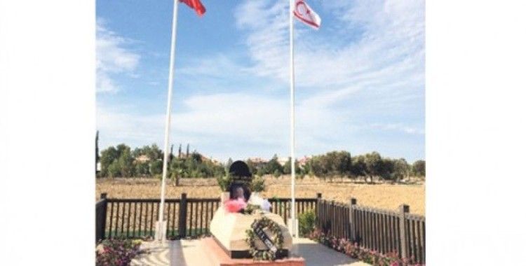 Dışişleri Bakanı Sinirlioğlu Denktaş'ın anıt mezarını ziyaret etti 