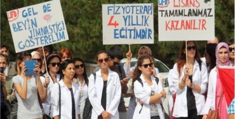 Sağlık çalışanları YÖK'ü protesto etti