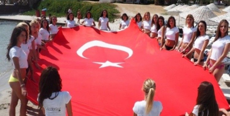 Güzeller dev Türk bayrağı açtı