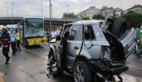 İstanbul'da cip metrobüsle çarpıştı
