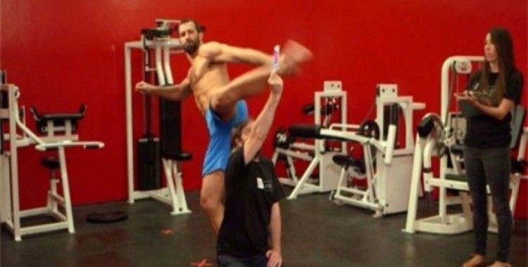 Yeni iPhone modelleri kafes dövüşçüsüne karşı