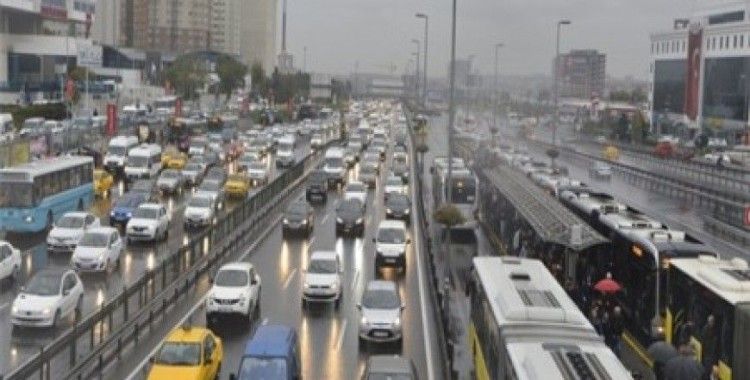 İstanbul'da yağmur trafiği de beraberinde getirdi