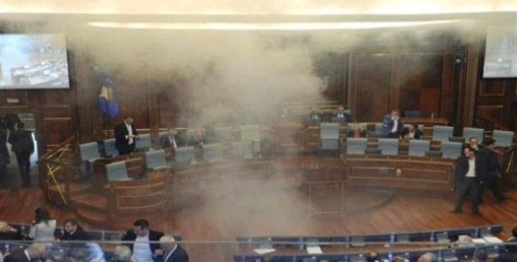 Kosova'da milletvekilleri meclise göz yaşartıcı gaz attı