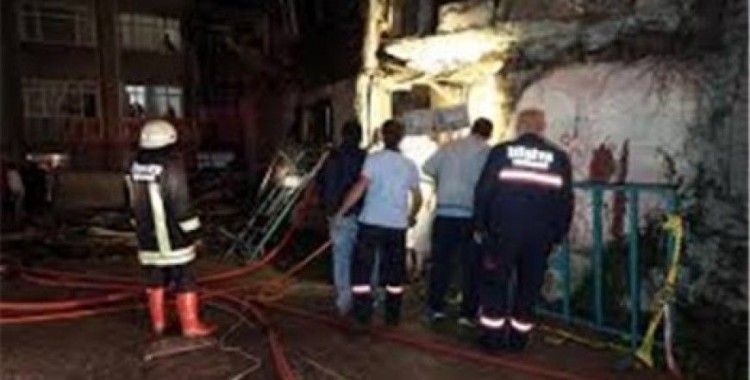 Yangında çöken evin enkazında sıkışan itfaiyeci kurtarıldı 