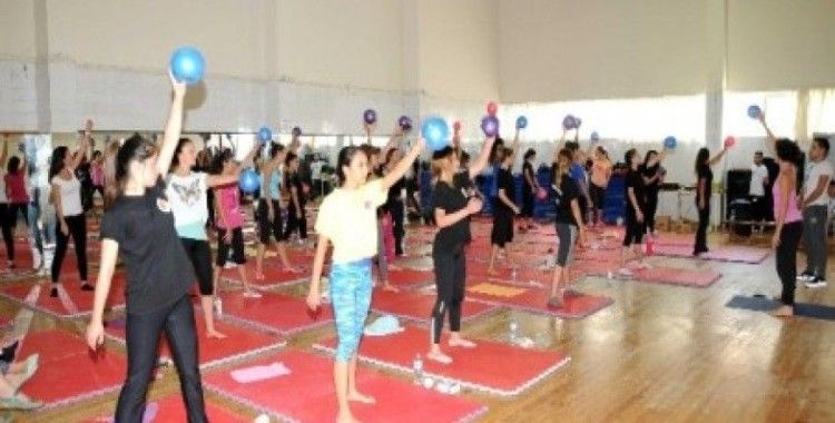 MEÜ spor eğitmeni adaylarına yoga ve pilates eğitimi veriliyor