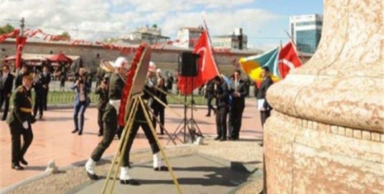 Taksim'deki Cumhuriyet Anıtı'na 29 Ekim çelengi bırakıldı