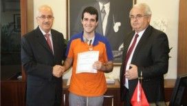 Havalimanında bulduğu 24 bin 500 Euro'yu teslim eden işçi ödüllendirildi
