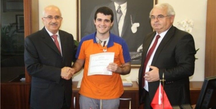 Havalimanında bulduğu 24 bin 500 Euro'yu teslim eden işçi ödüllendirildi
