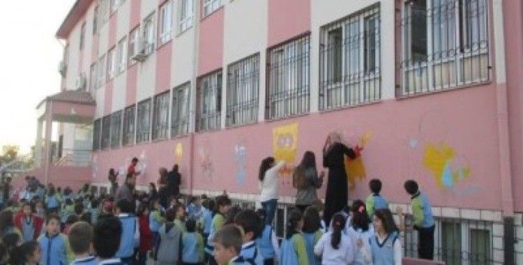 Elazığ'da eğitim gönüllüleri, çocuklarla duvar boyadı