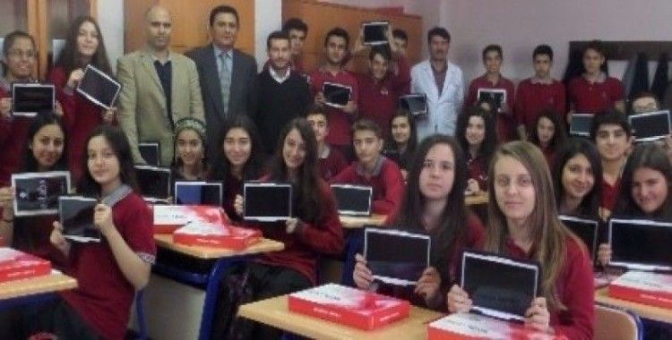 Alaşehir Fen Lisesi öğrencileri tabletlerine kavuştu